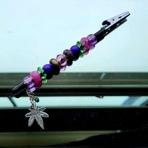 Beaded Smoke Clip with Leaf Charm